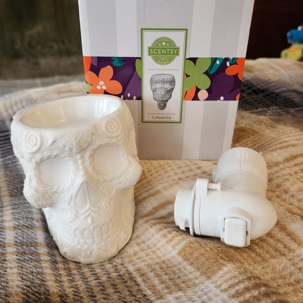 Scentsy Calaverita White Skull Warmer